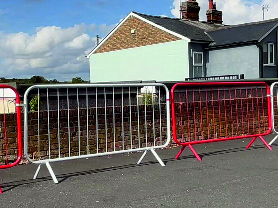 Powder Coated Crowd Control Barriers Red And White Construction Site Powder Coated Crowd Control Barriers Red And White Construction Site